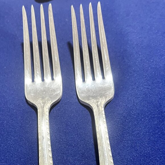 Vintage Reed and Barton OLD LONDON PAIR of 2 Dinner Forks 7-1/8" Silverplate - Picture 2 of 3